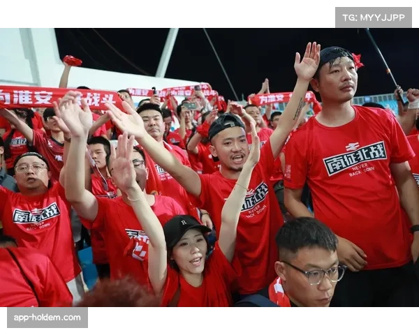 花絮:看台球迷展示巨型TIFO,致敬球队本赛季坚韧的防守表现 花絮:看台球迷展示巨型TIFO,致敬球队本赛季坚韧的防守表现